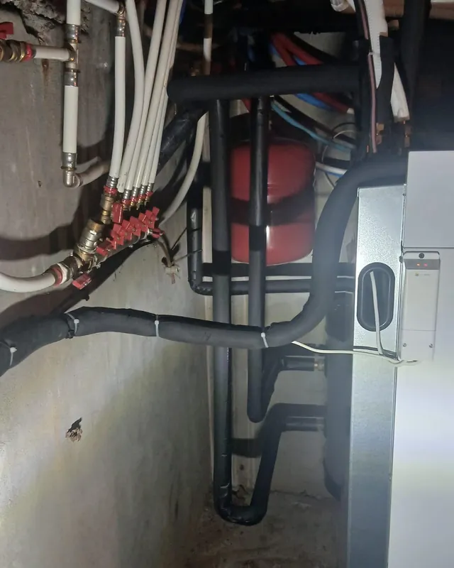 Tuyauteries et raccords d'une chaufferie en sous-sol