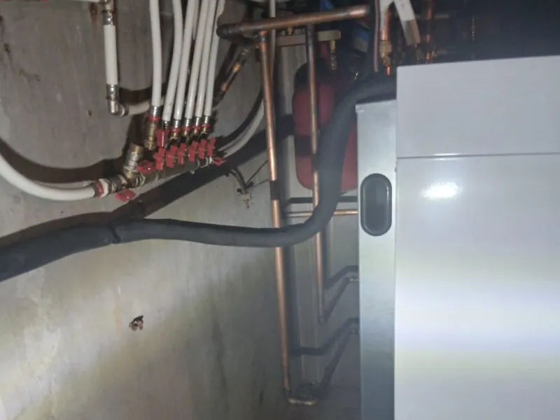 Tuyauteries et raccords en cuivre dans une chaufferie en sous-sol
